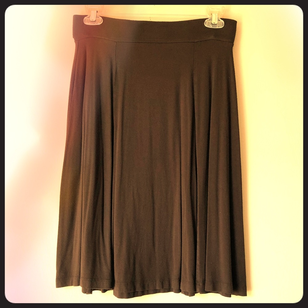 Dark brown plain skirt.
